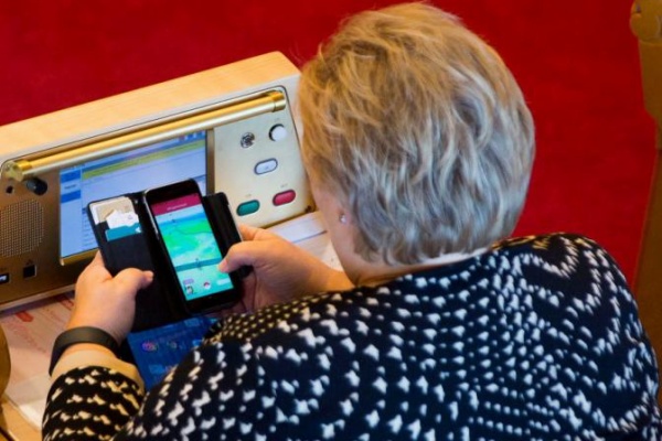 ノルウェー首相が国会中にポケモンgoで遊んでたことが判明 海外の反応 海外反応 I Love Japan