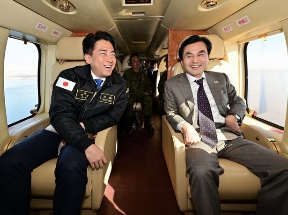 小泉防衛相、海自横須賀基地で韓国国防相とネクタイ外してピンポン交流…部隊交流活性化！