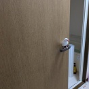 ドアノブの上の文鳥