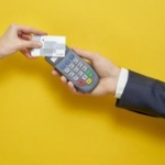 飲食店「スマホでQRコードから注文してください」僕「じゃあスマホのバッテリー代払ってね！」