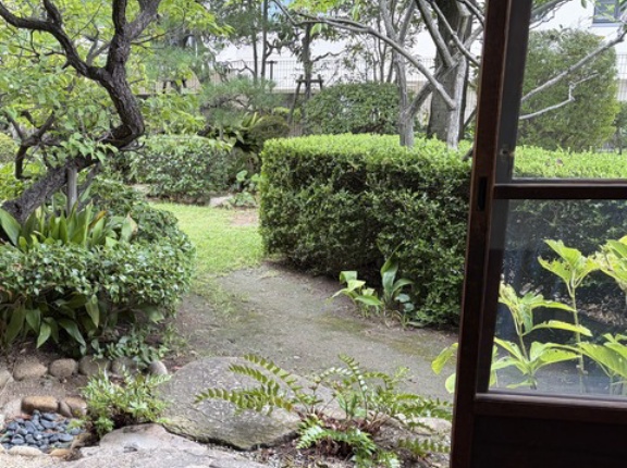歩いて「偉松庵」へ