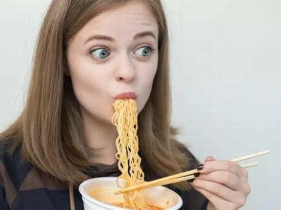 日本「麺をすするって世界ではタブーな行為なんだろうか？」