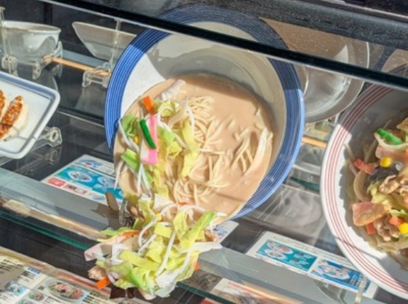 【画像】暑すぎて食品サンプルが”崩壊”