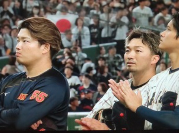 WBC天覧試合終了後に天皇陛下の前で腕組みしてガムを噛む村上宗隆選手に批判殺到