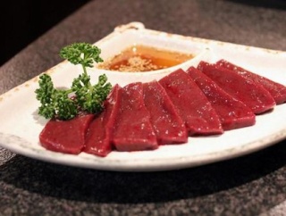 【悲報】客「生レバー1つ」店主「あいよ！」→客が持ち帰って警察に提出、店主逮捕へ