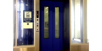 なんでもう動こうとしてるエレベーターに猛ダッシュで駆け込んで来てドアをこじ開けてまで乗ろうとするの？