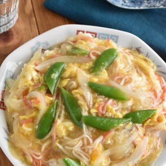 スナップエンドウと新玉ねぎのふわとろ中華丼