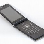 なかなか絶滅しないガラケー…スマホより優位に立つ？