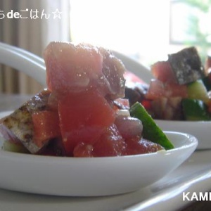 かつおのたたきのコロコロサラダ ひと口ずつ盛り付けて かめ代のおうちでごはん Powered By ライブドアブログ