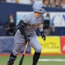 阪神・佐藤輝がヒヤリ “打球”が球審の頭に直撃 オリックス・若月も心配してトレーナーも駆けつけ球場騒然