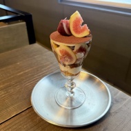 無花果のグラスティラミスが絶品！南森町のかっこいい工場リノベカフェ