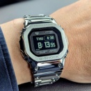 楽天市場の腕時計ランキングで、在庫が落ち着いてきた新生フルメタルのシルバーモデルがランキング上昇！AIが製作に関わった”万能”G-SHOCK。