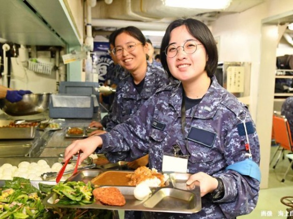 海自練習艦隊、日付変更線を通過したため、なんと2日連続「金曜日はカレーの日」に！