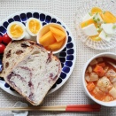 おうちランチは、鶏だんごのミネストローネと美味しいパン。