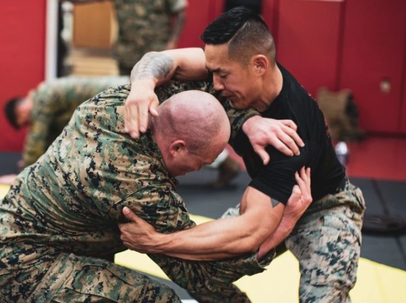 専門家「米軍特殊部隊のデルタフォースやネイビーシールズが3人1組で立ち向かってもクマには勝てない」！