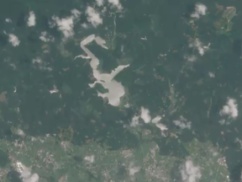 【衝撃】中国ダム決壊前後の上空写真が凄まじいｗｗｗｗ 街が一つ消滅
