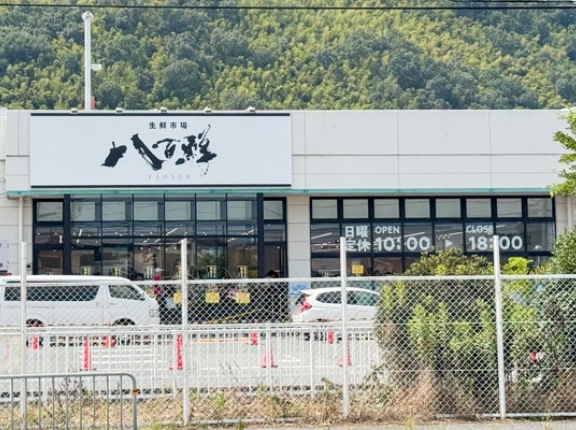171号線ぞい上牧南駅前町につくってた生鮮市場「八百鮮」がオープンしてる