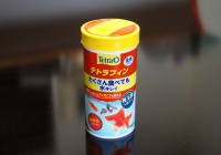 ダイソーの 金魚のエサ フレークタイプ 30g がどこにも売ってなかったので テトラフィン 50g を買ってみました 弐拾郎のデジタルdiary