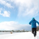 ジョギング　雪だるまとミモザの蕾