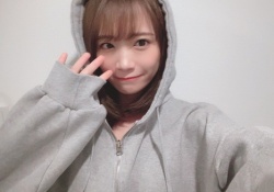 ちょっとニヤけるw 秋元真夏ったん、その下想像しちゃうｗｗｗｗｗ