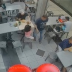 【動画】フードコートでおじいちゃんが他人の女児の頭を軽く撫でる → 女児の父親がブチギレておじいちゃんを骨折させる → その様子を収めた動画が拡散され、ネットで議論に