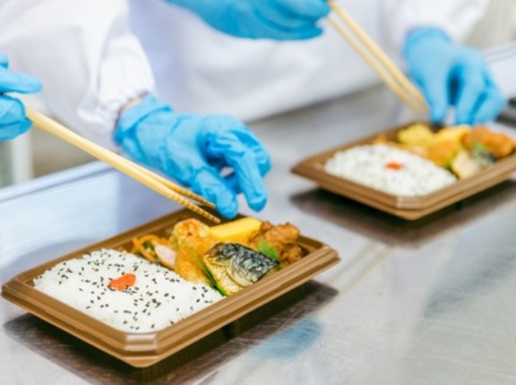 セブンイレブン、弁当の容器を“無色”にしてCO2排出量削減