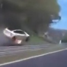 【悲報】テスラ車がニュルブルクリンクでクラッシュ…火を噴きながら空を飛んでしまう