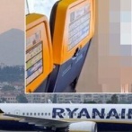 【恐怖映像】飛行中の旅客機のエンジンが破損！窓がぶち破れ、男性が外に吸い出されそうになる…
