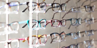 【えぇ…】眼鏡屋の店員てインテリチックでねちこいしほんとダメ。触った眼鏡を記憶して後で全部拭いてそうなイヤぁな感じ