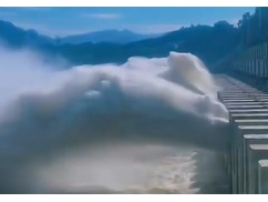 【ニュース】中国政府「台風１３号に三峡ダムが耐えられない！全開放流しろ！」⇒ 下流域の街が壊滅状態ｗｗｗｗｗ