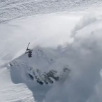 雪崩から逃げながらバックフリップで離脱するスキー選手…伝説のシーンが誕生した瞬間