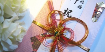 旦那の従姉妹A子の結婚式に夫婦で招待された。しかし、義理の伯母から「祝儀が少ない」と叱られてしまった…