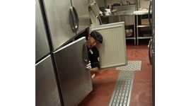 ステーキハウスブロンコビリー足立梅島店のアルバイトが冷蔵庫に入る写真をアップ