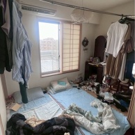 散らかった部屋に慣れるか、整った部屋に慣れるか