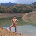 ダム湖の畔