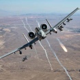 過酷な砂漠地帯上空でA-10サンダーボルトII攻撃機が編隊飛行！