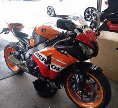 滋賀オートライフハノ　ホンダ「CBR1000RR」(SC59)の車検＆整備とオイル交換