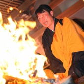 今年の高飛びを誓う！新井監督の護摩行