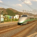 懐かしいかな　関根駅を通過する山形新幹線　４００系「つばさ」