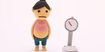 こんな時間（深夜2時半過ぎ）にまた食べ物をつまんでる夫を追い出したい…