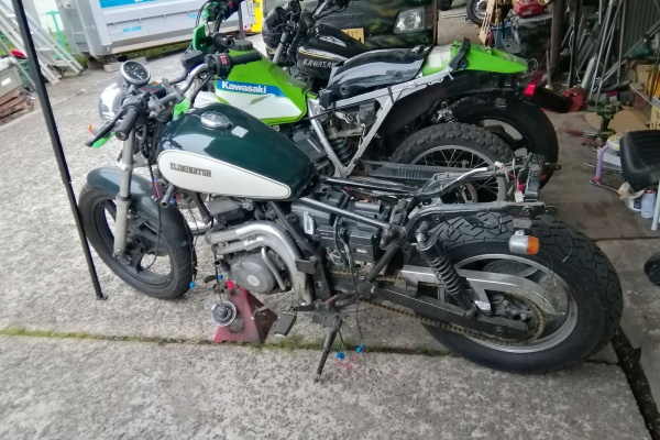 三毛猫 バイク 猫のラーメン屋さん、今は焼き芋屋さん、山田三毛猫 - 猫のバイクいじり