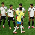【悲報】塩貝さんがブラジル人に攻撃されてるのに、見て見ぬフリするチームメイト…