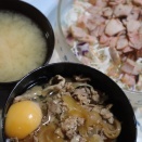 豚丼　焼いたハムにサラダ　ニンジン味噌汁