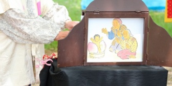 【仕返し】この間、ナレーションに合わせて紙芝居をめくる仕事があったけど、先輩に間違ったタイミングを教えられて一枚多くめくってしまい…