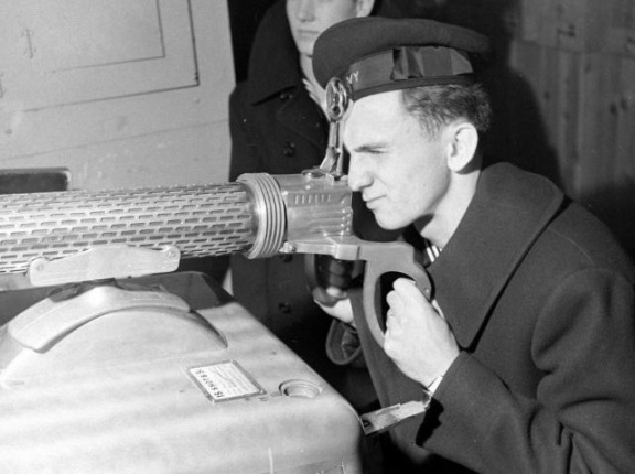 太平洋戦争中の1943年、カンザスシティのゲームセンターで遊ぶ米軍人たち！