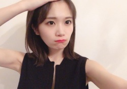 ちょ、これマジ⁈秋元真夏、デコ＆ワキ出しで仕事へGO！！！