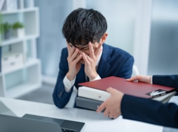 【至急】仕事つらすぎて涙出るんやがみんなどうやって乗り越えてるんや?