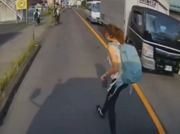 【動画】女さん、ヘッドホンをかけ両手にドリンクとスマホを持って車の隙間からトラックの前に飛び出して立ち止まってしまうｗｗｗｗｗｗｗｗｗ
