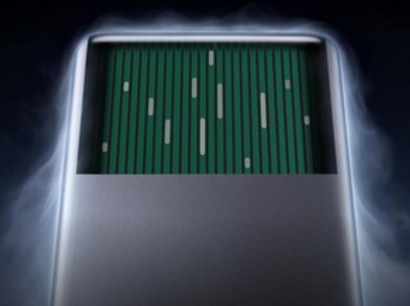 UGREENのモバイルバッテリー、冷却水で発熱を抑える新仕様