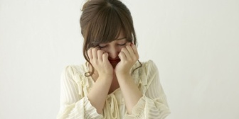 同棲中の彼女が、出勤前に泣く日があります。体が辛い、寝不足だというのですが…